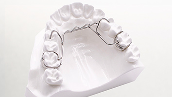 Model smile with thumb crib appliance