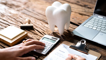 patient figuring out cost of orthodontic emergencies